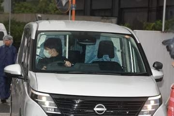 timelesz猪俣周杜容疑者が送検　後部座席に座りマスク姿でうつむく　知人女性への傷害の疑いで19日に逮捕