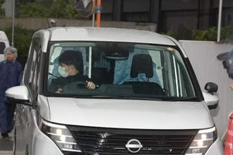 timelesz猪俣周杜容疑者が送検　後部座席に座りマスク姿でうつむく　知人女性への傷害の疑いで19日に逮捕