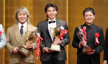 くりぃむ有田哲平「夢だった」プロレス大賞に感激！　YouTubeで“プロレス愛”発信しまくり特別話題賞受賞