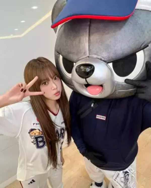 LE　SSERAFIM・ウンチェが韓国プロ野球“がちファン”チームで始球式　勝利に導く