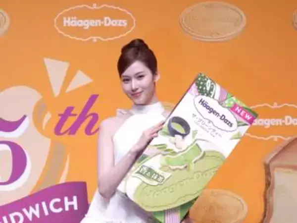 TWICE・SANA　ふんわり白のミニドレスで登場　アイスカスタムゲームで17回「ん～～～♡」小首かしげる