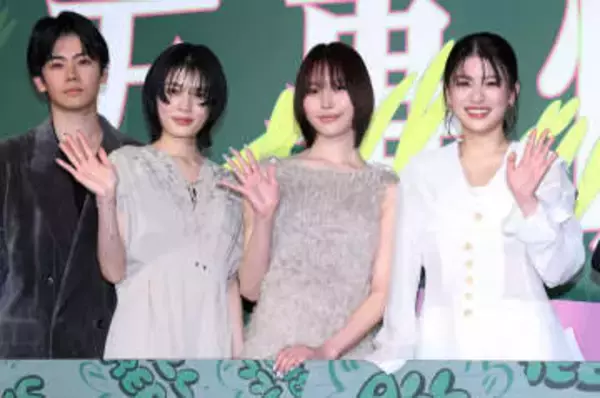 南沙良が不思議行動　空中の毛？つかむそぶり　出口夏希「何を？」に「抜け毛がちょっと、ごめんなさい」