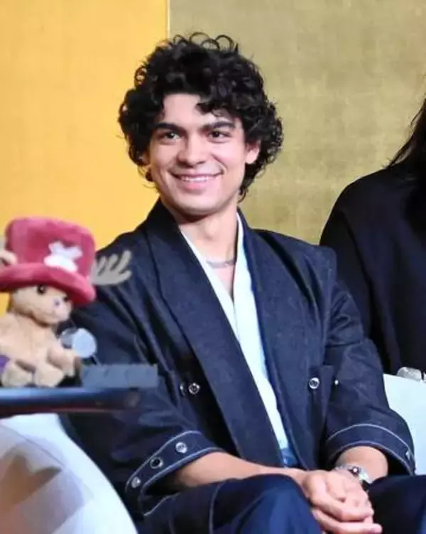 WBCで始球式のルフィ役外国人俳優　羽田空港で街頭インタビューに偶然登場　私服にもONE　PIECE愛　流ちょうな日本語で「すき家は一番美味しい」