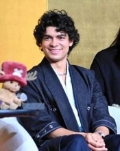 WBCで始球式のルフィ役外国人俳優　羽田空港で街頭インタビューに偶然登場　私服にもONE　PIECE愛　流ちょうな日本語で「すき家は一番美味しい」