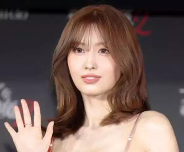 服が落ちそう！　TWICE・MOMOのドレス心配される　細い肩紐はずれたままイベント「気になって仕方ない」「注意しなくていいの？」「デザイン？」