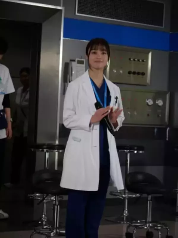 橋本環奈　白衣がキュートすぎる「環奈先生」として共演者のお悩み解決？斜め上なアドバイス連発