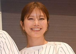 173㎝美人タレント　足組みゴルフウエアショットに「優勝！」「絵になります！」