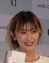 こんな4児ママいるのかっ　山田優、凄い姿でイベント　9頭身！？　169cm最強の全身ルックスが圧倒的　相当に鍛えてる
