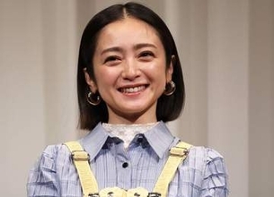 マジで45歳？人気女優「たるみ始めたほほのお肉」投稿に反響続々「全然たるんでない～」「若返ってる気がします」