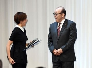 さすが人気女子アナ！祝賀会司会でレジェンド王貞治氏とニコニコ2ショット　岡田彰布氏も壇上で笑顔に