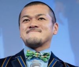 カミナリ・まなぶ「メシにいやしい」若手芸人を実名でバッサリ「メシ食いにきてんの？何なら（ケータリング）2周目行ってる」