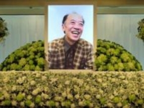 片岡亀蔵さんお別れの会　八代目菊五郎　笑顔の遺影に誓った「良い作品を作ることでさらに笑顔に」