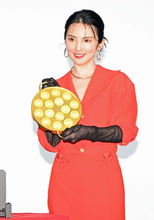 に、2億円超え？！田中麗奈、高騰の金製たこ焼き器を使ってぱくり「ありがたや、ありがたや」手に持って感動「これが2億の重み」