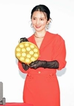 に、2億円超え？！田中麗奈、高騰の金製たこ焼き器を使ってぱくり「ありがたや、ありがたや」手に持って感動「これが2億の重み」