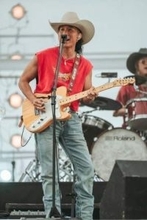 平井大　強風で初日中止のビーチライブ　最終日も曇天だけど「青い空しか見えない！」気丈トークと美声で2万人の気分アゲる