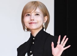 益若つばさ　自宅キッチンが広いっ！天井が高いっ！鈴木奈々と2人並んで余裕のオシャレ空間がエグすぎた