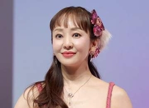 神田うの　ドルガバのドレスにエルメスのレアなバーキン、スニーカーで華やか来場　小物はグッチ、ティファニー　パーキンソン病公表の美川憲一公演に