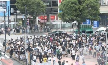 日本戦1時間前から渋谷は人人人！　ユニホーム姿のサポーターらで溢れかえる　交差点には警察車両配置