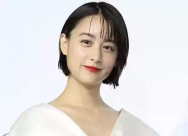 「すっごい絵になる」「なん頭身だコレ」山本美月　初の競馬場で美し過ぎるドレス姿披露！双眼鏡持ち真剣な様子も