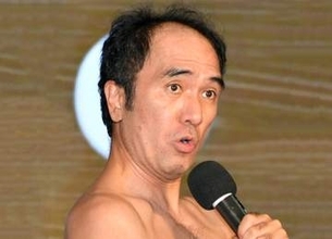 なんで今w　金ピカ全身タイツでのW杯観戦で話題の人気芸人　日本代表に珍エール「大事なエチケット笑」「鼻の通りと同じくスッキリと参りましょう！」