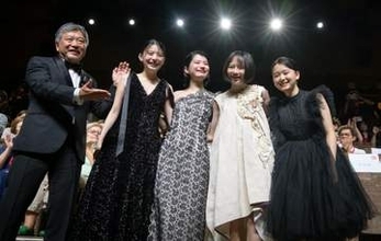 シャネルだったのか！ベネチア映画祭の出口夏希の黒ドレス　長いリボンが美しく…さすがのお値段