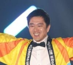 吉村知事　フリフリ衣装で関コレ登場　高市首相とのランウェイ共演熱望「一緒にコラボで」