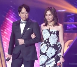 川口春奈　大人な雰囲気で3年連続レコ大司会　デコルテのぞくバラのモノクロドレスで魅了