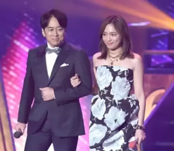 川口春奈　大人な雰囲気で3年連続レコ大司会　デコルテのぞくバラのモノクロドレスで魅了