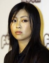 「遺伝子がすごい！！！」宇多田ヒカルと大物歌手だった亡き母親の激似ぶりにファン驚き　画面2分割でソックリ親子を並べる演出も