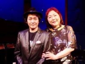 ポップのレジェンドがステージ初共演　「どうぞこのまま」丸山圭子のバースデーライブで堀江淳が「メモリーグラス」の歌唱プレゼント