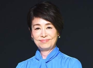 これは「お手本」級！安藤優子67歳　ZARAコーデに黒ビーサン、なのに上品な私服で外出「シンプル見えの攻め」反響