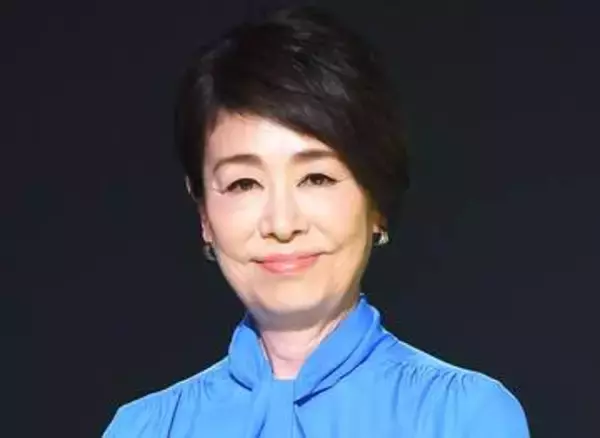 これは「お手本」級！安藤優子67歳　ZARAコーデに黒ビーサン、なのに上品な私服で外出「シンプル見えの攻め」反響