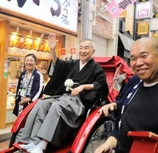 桂文枝、赤い人力車で天神橋筋商店街をお練り　繁昌亭20周年「活気を取り戻したい」決死のギャグは不発！？