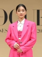見上愛、まさか攻めまくりのショッキングピンクで魅了【「VOGUE」アワード】「愛の1年」目の覚めるようなセットアップでスタイル際立つ