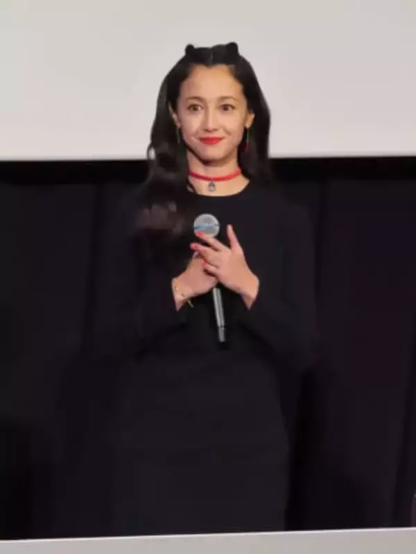 沢尻エリカ　背中が大きく開いたワンピースの“デビルコーデ”　共演者もため息「かわいすぎる」