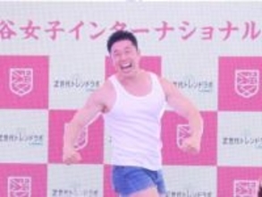 なかやまきんに君　女子校入学式に登場　胸筋に鈴を付け三三七拍子「ヤー！とパワー！のみでここまで来ました」