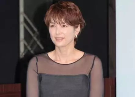 「何ですか？この可愛さは」日9【GIFT】日野（吉瀬美智子）の横にいるブルズ美人誰！？　公式相関図にいない元宝塚女優に騒然「スーパー美人」「すんげぇ可愛い」