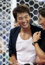 「凄い大歓声」「マジでおるw」「間に合った！」W杯ダラス→函館降臨の竹内涼真に場内大歓声　グレーのスーツで笑顔で手振る