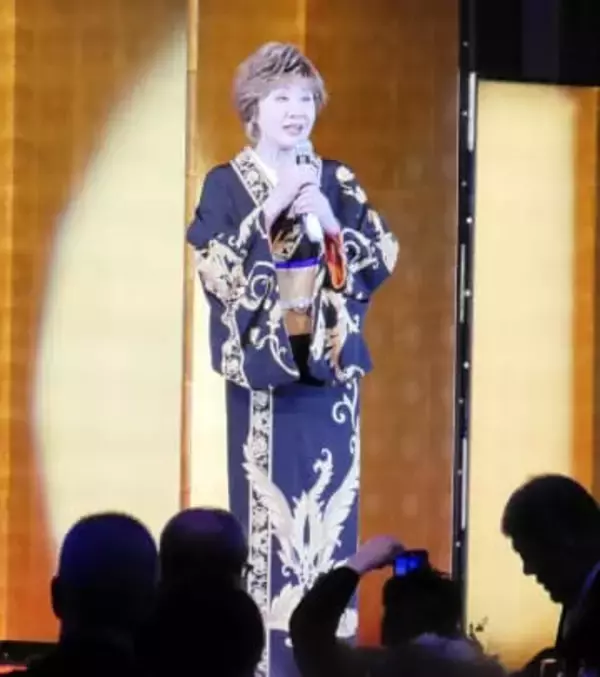 小林幸子が大相撲力士の結婚披露宴でヒット曲を熱唱「奥様はとてもかわいい方」