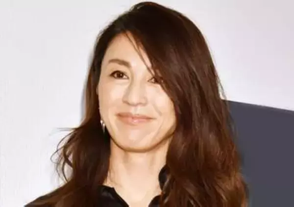 パリ在住25年超の元TBS看板アナ　55歳の肩出しオフショルが上品「美しすぎる憧れ」　NY在住の元NHK看板アナ久保純子との再会に反響