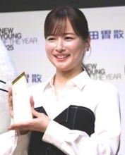 「ビジュアルすごすぎ」41歳の皆藤愛子に審査員が衝撃「20年前から何も変わっていない！」　透明感の「ガチ私服」で授賞式出席