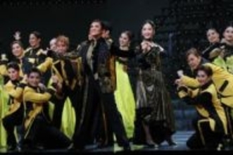 宝塚　月組「侍タイムトリッパー」　時代劇メドレーのフィナーレで大盛り上がり