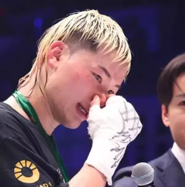 「また世界にバレちゃう」涙の天心戦　後ろでもらい泣き話題のラウンドガール　正体は美人タレント→反響「こんな美女が」「好感」「ダントツ可愛い」「涙目になってたね」