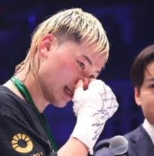 「また世界にバレちゃう」涙の天心戦　後ろでもらい泣き話題のラウンドガール　正体は美人タレント→反響「こんな美女が」「好感」「ダントツ可愛い」「涙目になってたね」