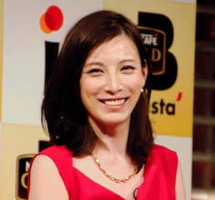 「久々に見たけど変わらなすぎてびっくり」TVごぶさた3児ママ女優が43歳に「永遠に可愛い♥」「ずっと綺麗で可愛い」驚きの声