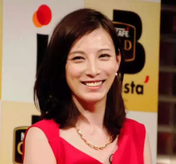 「久々に見たけど変わらなすぎてびっくり」TVごぶさた3児ママ女優が43歳に「永遠に可愛い♥」「ずっと綺麗で可愛い」驚きの声