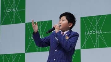 11歳新人演歌歌手がデビューシングル発売イベント　買い物中の来場者も魅了