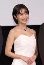 大原優乃　ドレスの背中が美しすぎる　初の母親役で「なるべく素の状態で」