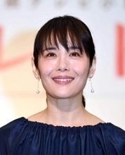 えっ57歳？！美人女優のほぼすっぴん＆丸メガネのオフ姿、透明感がスゴっ「いつまでも可愛い」「変わらずお綺麗」驚きの声