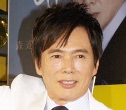 森進一、義理の娘・山本舞香も一緒のお正月　豪華家族写真にいいね！21万件